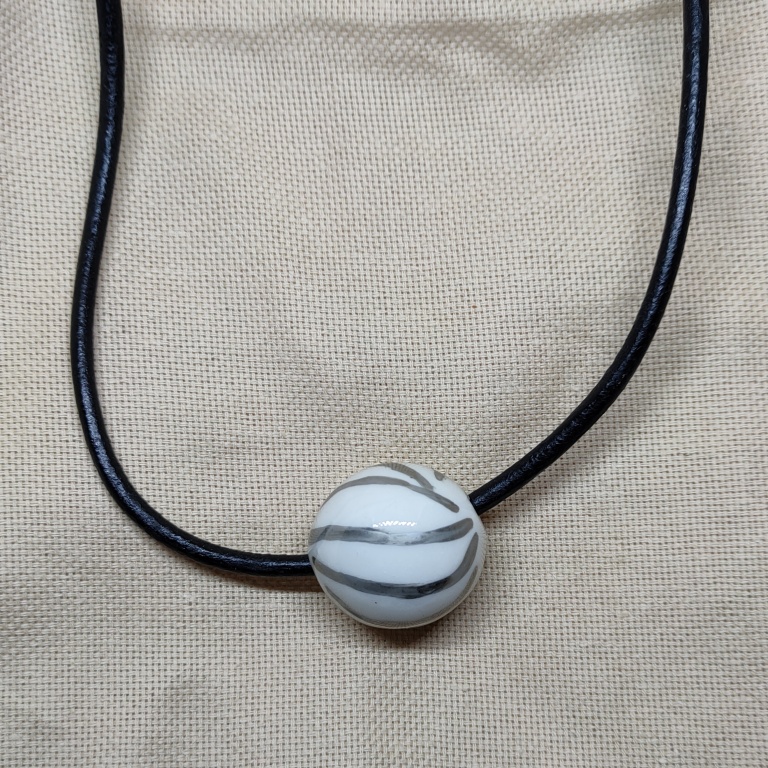 Fotka náhrdelník koule s pruhy- porcelán