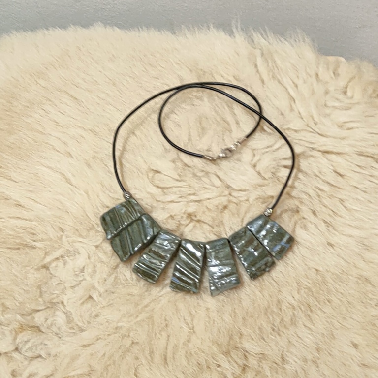 Fotka keramický náhrdelník šedozelený