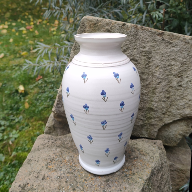 Fotka Váza smetanová modré macešky