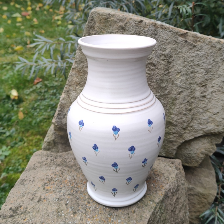 Fotka Váza smetanová klasická  modré macešky