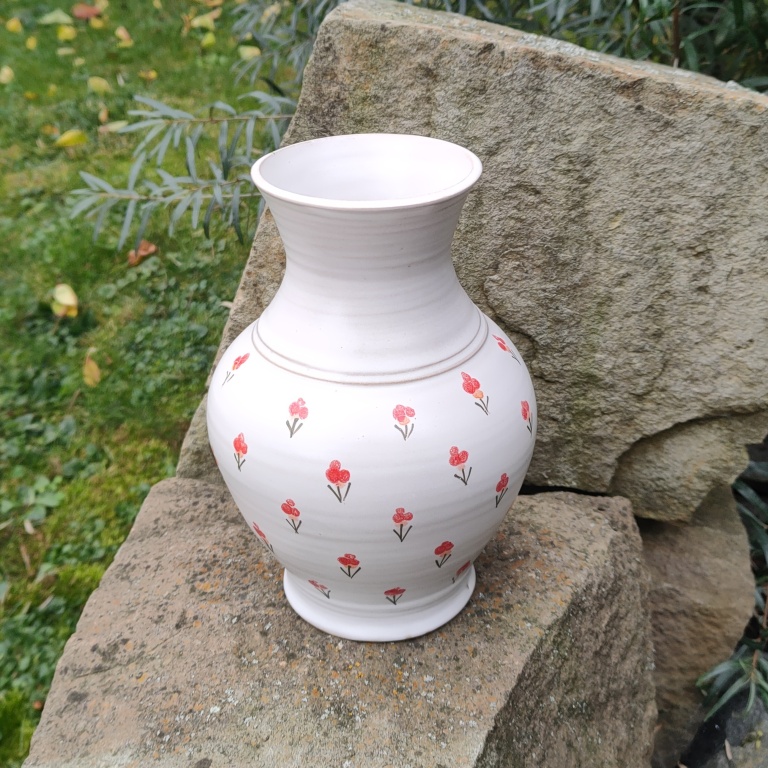 Fotka Váza červené macešky