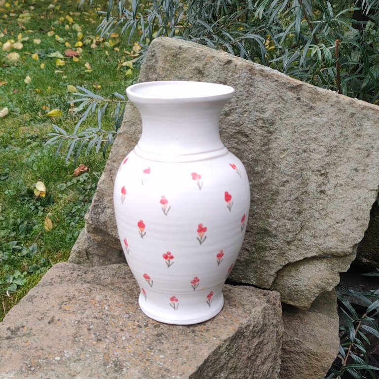 Fotka váza červené macešky