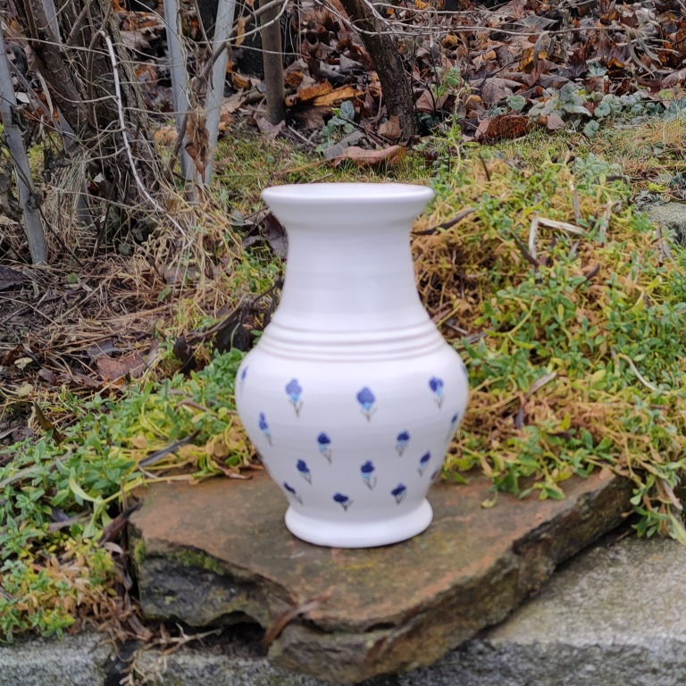 Fotka vázička klasická s modrými kvítky