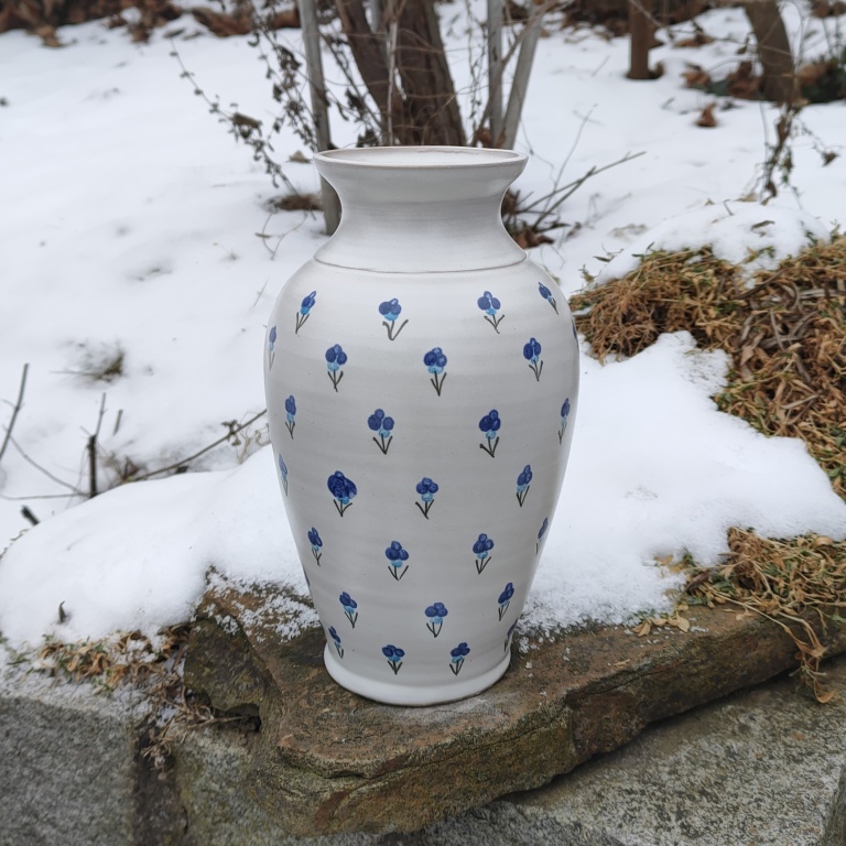 Fotka Váza smetanová modré macešky