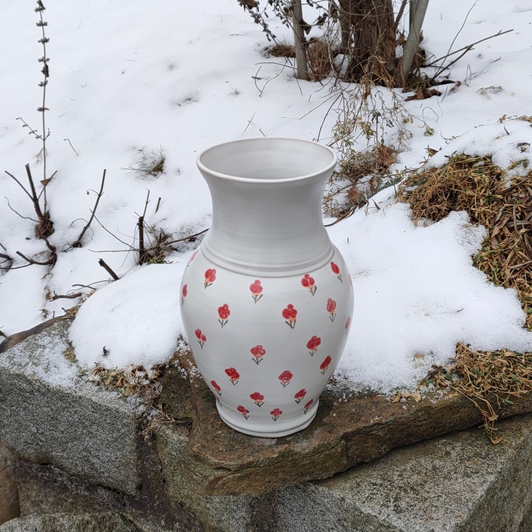 Fotka váza červené macešky