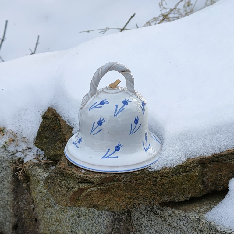 Fotka bílý zvonek s modrou kresbou