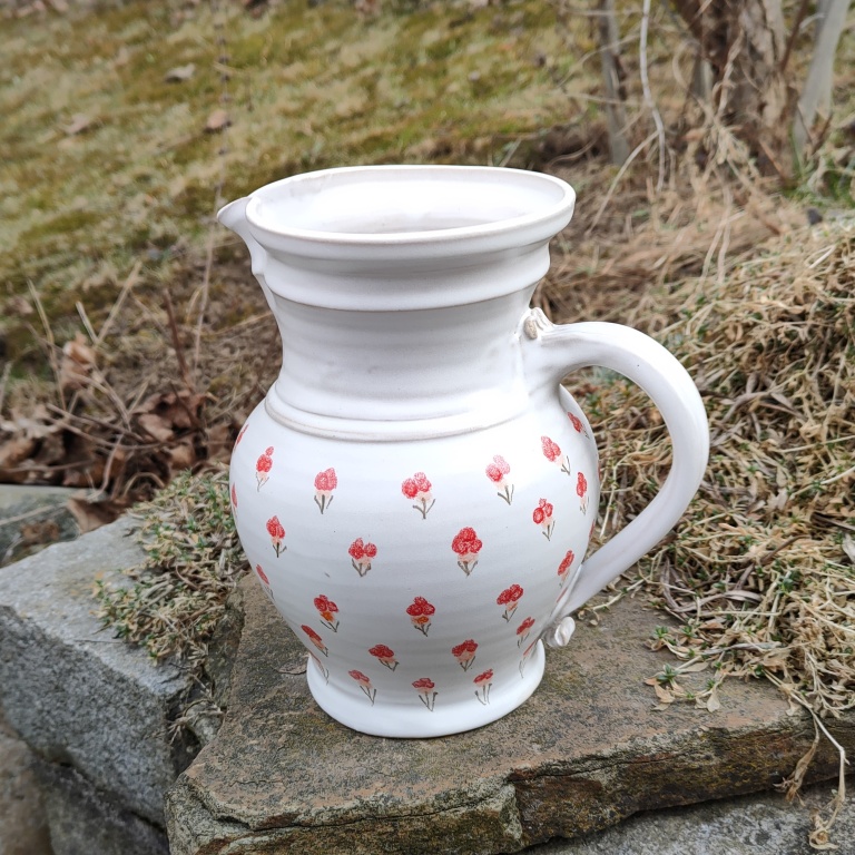 Fotka džbánek červené macešky