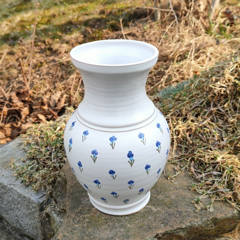 Fotka Váza smetanová klasická  modré macešky